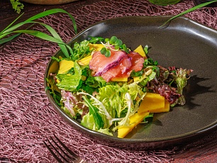 Зелёный салат с гравлакс из лосося и манго