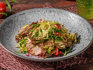 Азиатский салат с говяжьей вырезкой