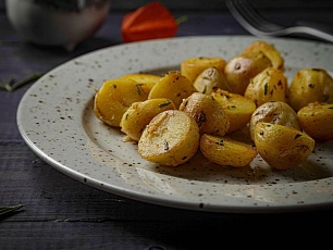 Мини картофель с чесноком и розмарином